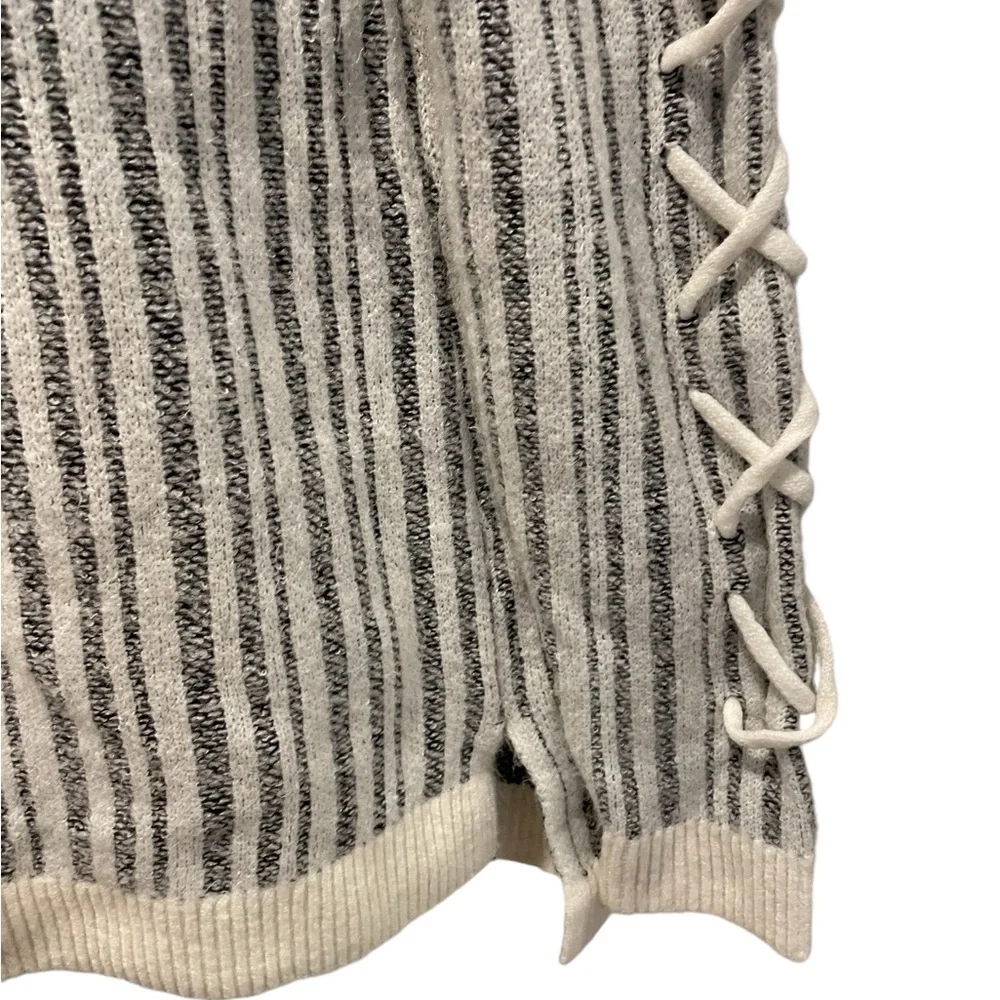 ROCK & REPUBLIC Women’s Striped Long Sleeve Sweater Size Medium - Picture 4 of 15